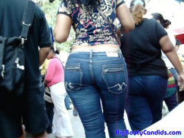 Spotted a warm massive booty babe in tight blue denims in crowd