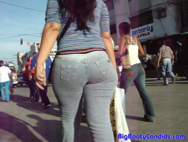 Awesome all-herbal massive booty babe in very tight denims