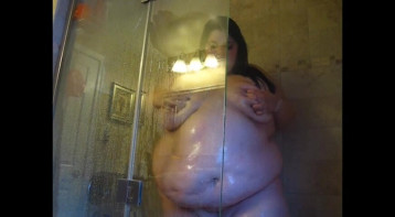 Sexy comme l'enfer BBW Luna prend une douche avec l'intérieur de la manière la plus sexy