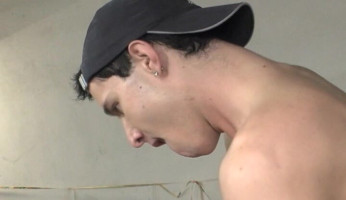 二人の男は、彼らの共有彼氏を釘付けです！