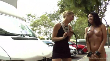 Mona Wales sta prendendo passeggiate su il strada con un nudo slut Julia De Lucia