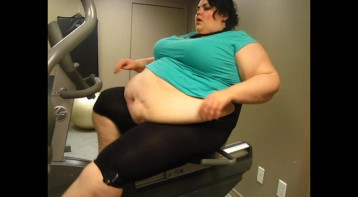 Sexy BBW Luna is spending her night time withinside the health clubnasium