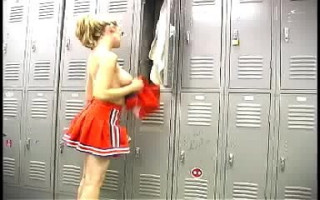 Innocente Babes Cartel cheerleader è ottenere topless con dentro il locker stanza