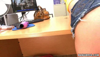 Une milf blonde tatouée suce une grosse saucisse au casting