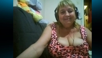 Señora de las grasas de mente sucia indica sus enormes tetas