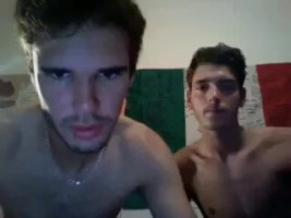 Pareja de chicos posando desnudos dentro del clip a través de Twink Boyfriend