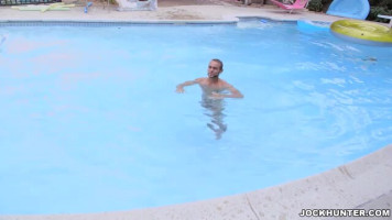 Dolce fuckfest con dentro la piscina withinside il video attraverso Jock Hunter