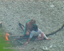 Couple doux remarqué à un moment donné des rapports sexuels au bord de la mer avec à l'intérieur de la pose de cowgirl