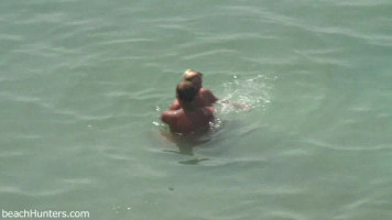 Topless newbie milf è sempre noted a il seaside