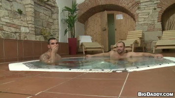 Caldo pompato ragazzi con grande i nostri corpi sono gioco d'azzardo con all'interno della piscina