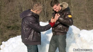 Stunning tempo invernale rapporto sessuale con hunk con l'aiuto di utilizzare Fuori In pubblico studio.