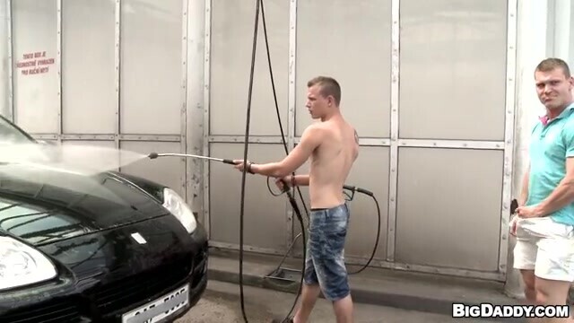 Des garçons sucent des bites dans une station de lavage de voitures dans la vidéo Out In Public