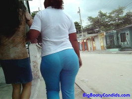 Awesome large-butt babe in blue pants noticed at the street