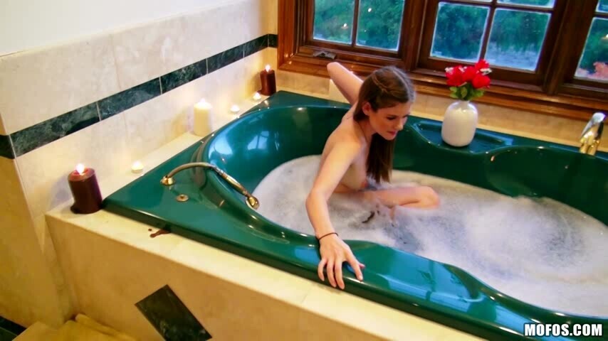 Awesome babe is sucking a sexy large dick withinside the Jacuzzi