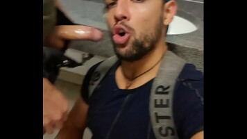 Mamador de boca nas picas desses machos no banheiro do metrô