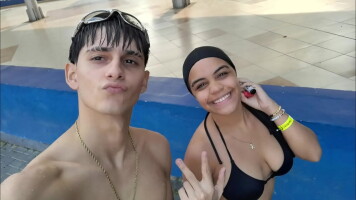 PAREJA DE HERMANASTROS SE GRABAN COMO FOLLAN PERO ANTES DE ESO VAN TOMARSE UNAS FOTOS EN LA PISCINA - PORNO CASERO EN ESPANOL