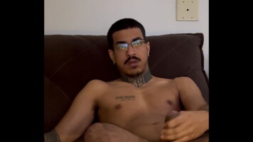 moreno pauzudo 24cm grosso socando uma punheta vendo porno ate gozar gostoso