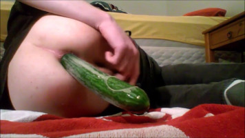 Dilettante Twink Giocando con Cucumber