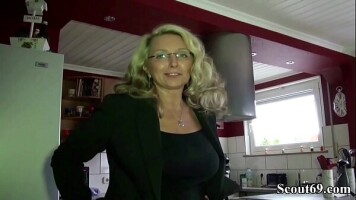 DEUTSCHE MILF MIT MEGA TITTEN wird vom Nachbarn gefickt