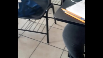 Jovencita se monta a otra en plena clase