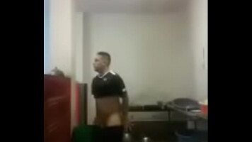 Hetero bailando bachata muestra la verga y el culo