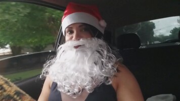 Bianca Foi fazer um pedido para o papai noel e acabou caindo no peru de natal.