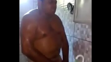 porteiro gordinho batendo punheta