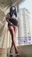 La falda corta ladyboy vitality sauce OL se paró frente a la ventana del piso al techo sin temor a salir corriendo, solo para dispararle la polla con las piernas.