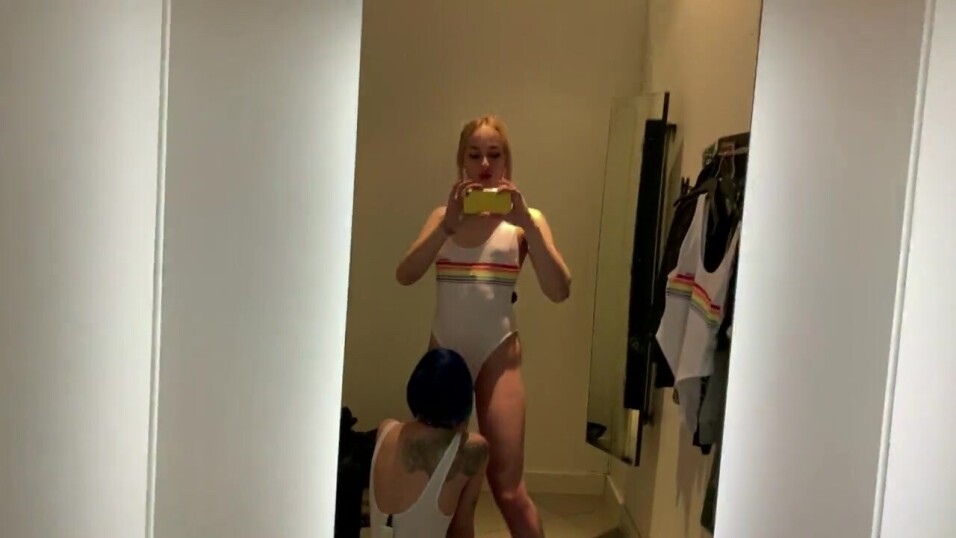 Sucé une femme Trans dans un Dressing