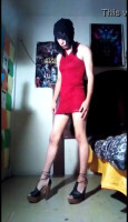 Tranny hermosa en clothings púrpura y tacones 1