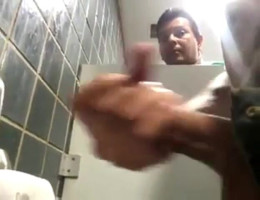 Ragazzi che giocano in bagno pubblico