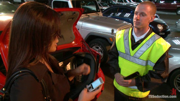 Transexual asiática Carmen Moore domina a un sumiso tipo de estacionamiento