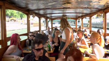 Salope rousse chevauche une bite sur un bateau public