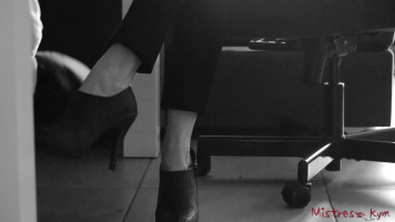 Femdom Moglie riceve le sue scarpe e piedi leccato-Mistress Kym