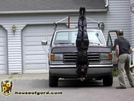 Ce maniaque a attaché une salope à l'avant de son camion et la fait partout