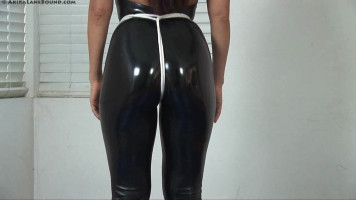 Dominator schlägt seine nicht-öffentliche Latexpuppe vor und sie ist wirklich extrem gut