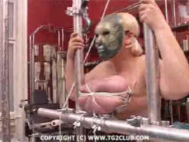 Vollbusige Frau in dunklen Masken spielt enge Titten bondage