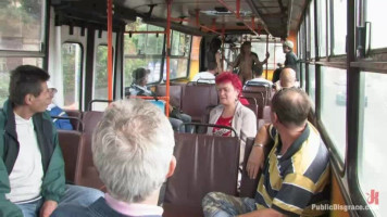 Blondine Donna Bell saugt einen Schwanz in einem normalen öffentlichen Bus