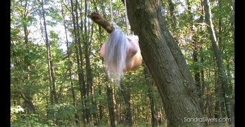 Impresionante rubia con enormes tetas se junta dentro del bosque del vecindario