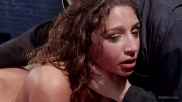 Fessée douloureuse, baise avec un gode et étranglement pour Abella Danger