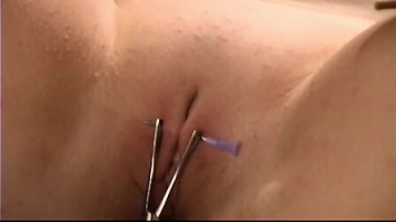 甘い雛とimpaled滑りを感じる狂気の痛みを通じて拷問