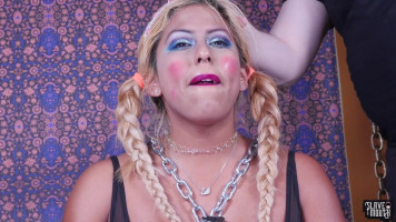 Rubia cachonda con trenzas Desiree Lopez abre la boca de par en par