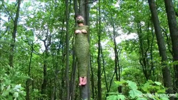 Bondage extrêmement brutal et serré pour une poupée aux gros seins dans la forêt