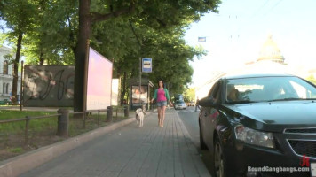 Sale brune ment sur le canapé et joue avec un jouet