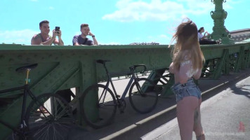 Paseo público por el puente de aldabas desnudas para una zorra desagradable Stella Cox