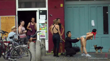 Chiot à gros cul nu pleurnichant PinaDeLuxe humilié dans les rues