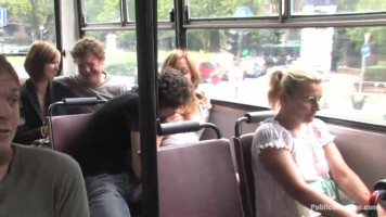 Esclave avec un bâillon-boule et sa prise regardant devant un bus