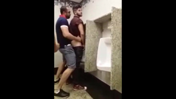 la cría de una puta en un baño público