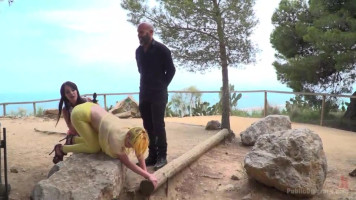 Salope en robe jaune a été suspendue dans un parc public