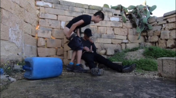 Tenero piccolo bel ragazzo che fa capolino al patrigno giocando con un grosso cazzo